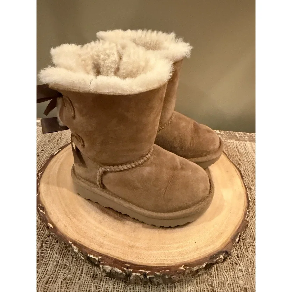 UGG Kids Bailey Bow Boots Chestnut Sheepskin Fur‎ Lined 1017394T SZ-8C